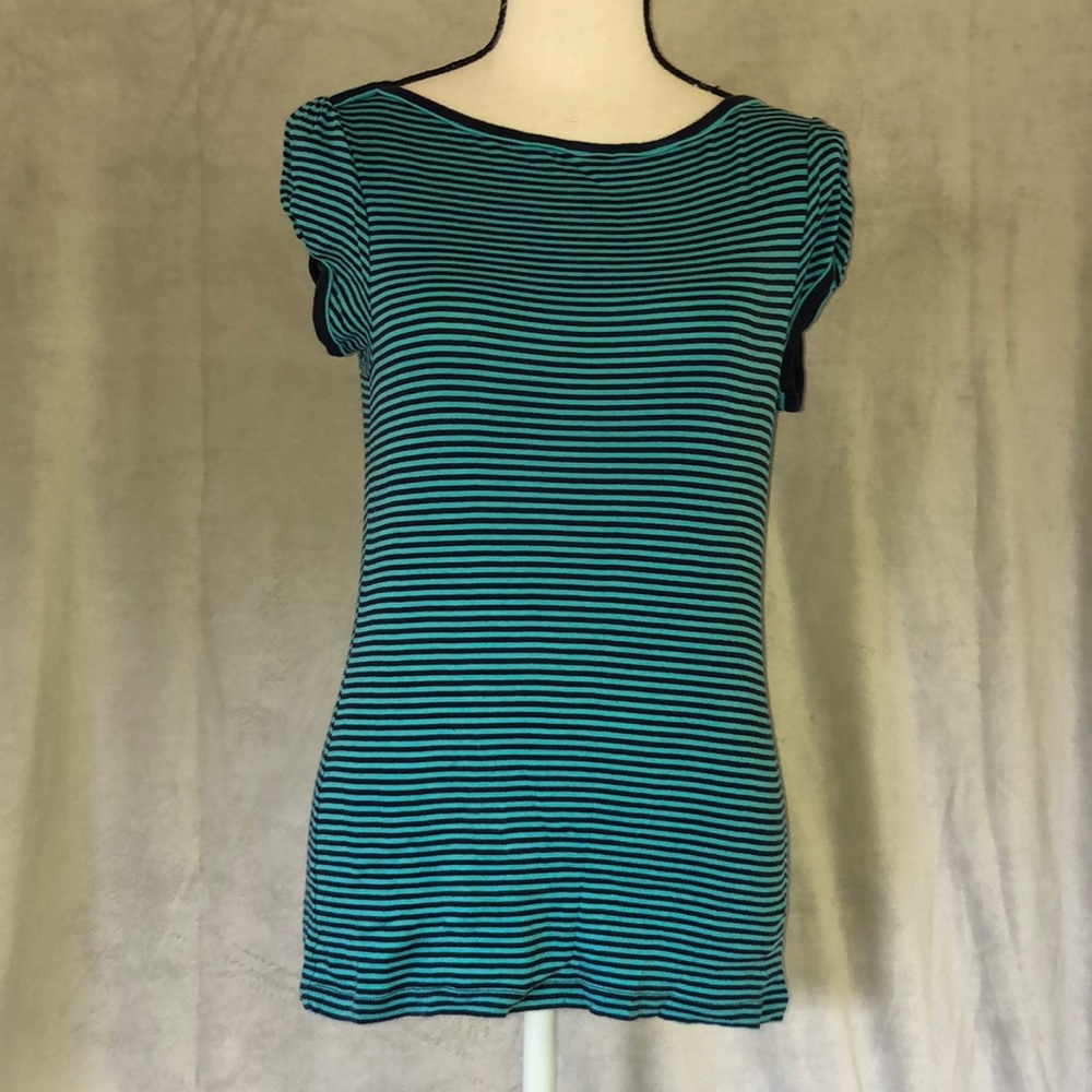 casual size M striped Old Navy tee
